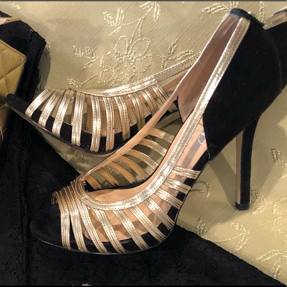 ❤️HOSTS’ PICK❤️ Ivanka Trump Black & Gold Pump